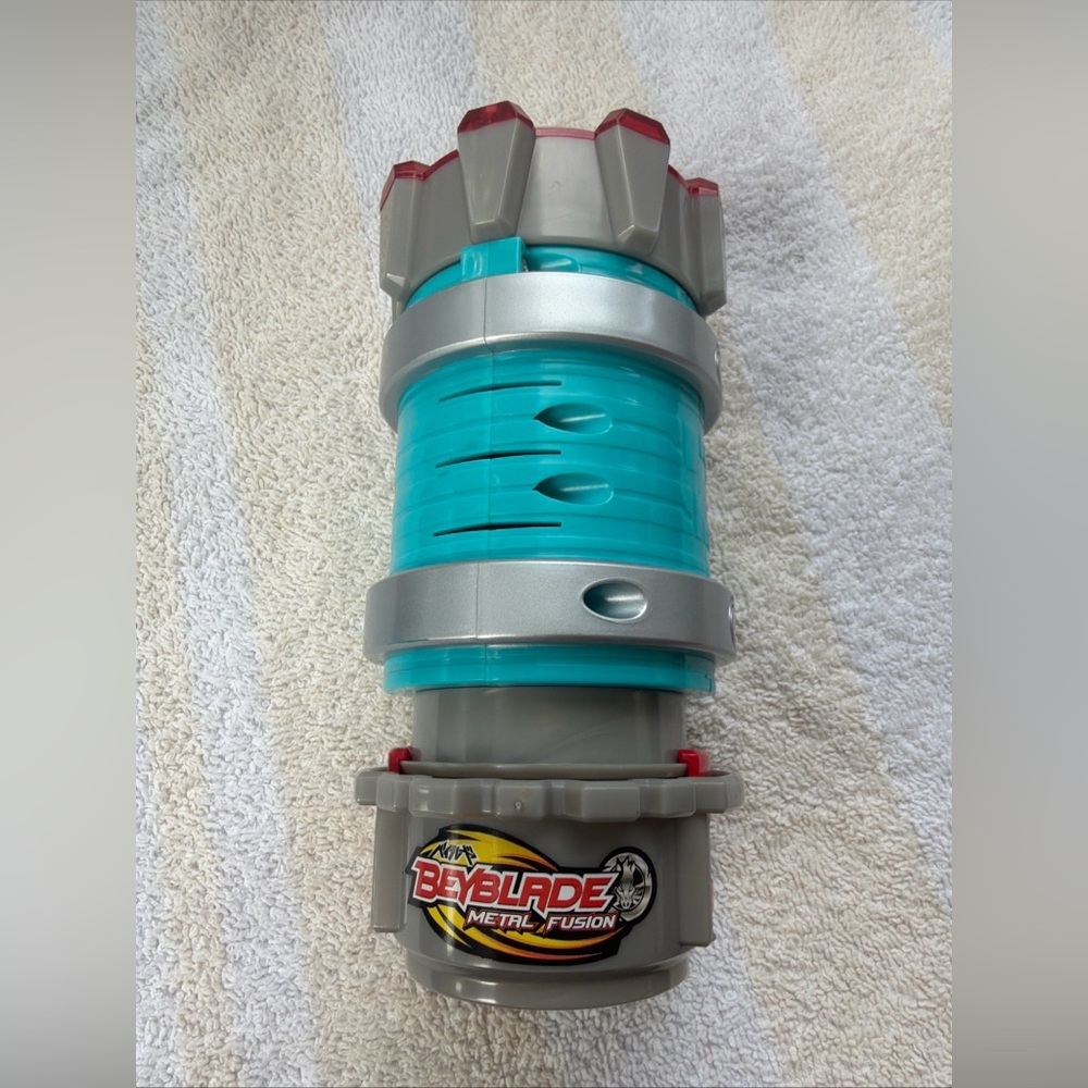Hasbro Beyblade Metal Fusion Assembly Chamber Build & Store up to 10 Beys 2010